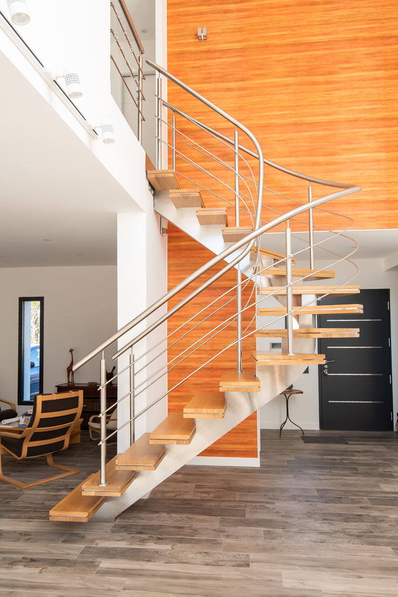 Escalier débilliardé double quart tournant. Garde cors et limon en inox, double marche en chêne. Crédit : J. Laguerre.